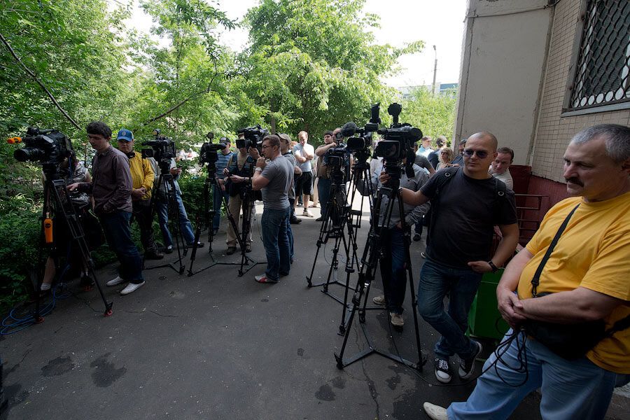 Квартиру Навального обыскивают уже девять часов