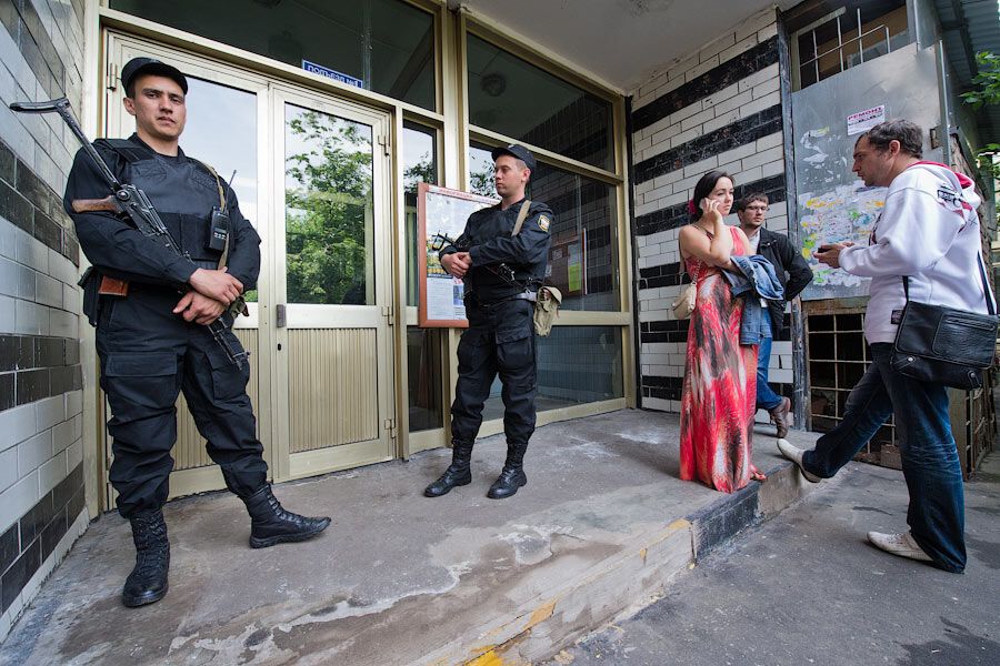 Квартиру Навального обыскивают уже девять часов