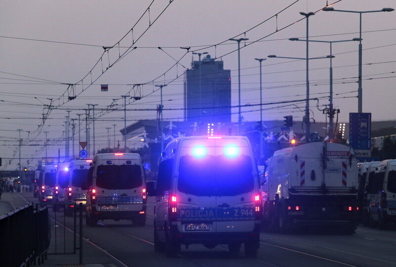 Полиция Варшавы успокаивала российских фанов стрельбой и водометами