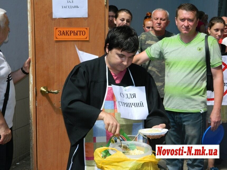 Під судом у справі Оксани Макар всіх бажаючих годують локшиною. Фото
