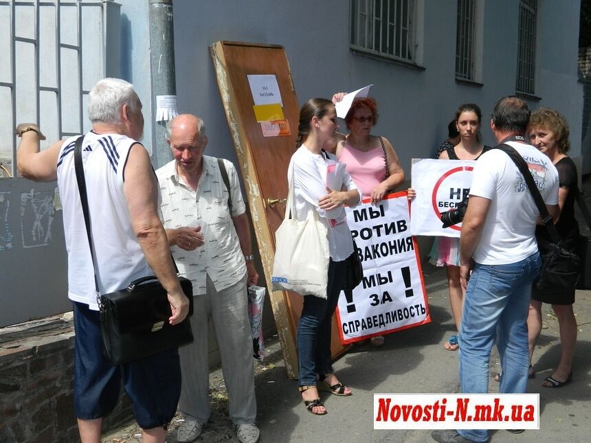 Под судом по делу Оксаны Макар всех желающих кормят лапшой. Фото