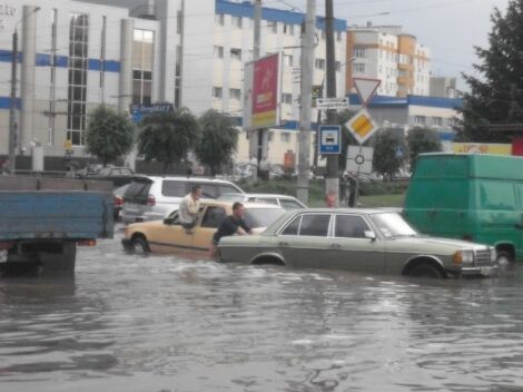 Черновцы ушли под воду. Фото