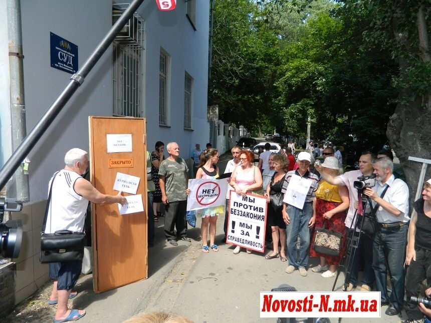 Под судом по делу Оксаны Макар всех желающих кормят лапшой. Фото