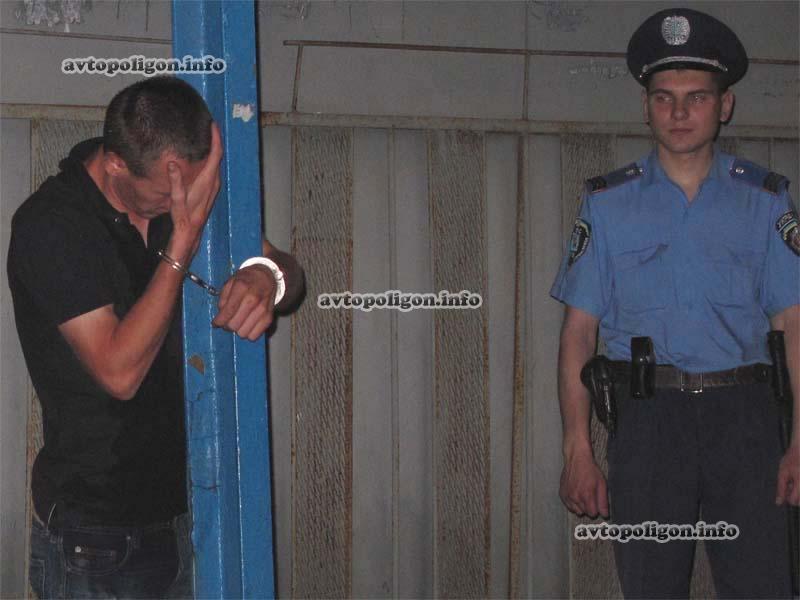 ДТП в Киеве: пьяного водителя пристегнули к остановке наручниками