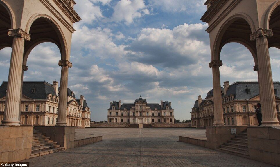 Китаєць побудував точну копію французького замку за $ 50 млн. Фото