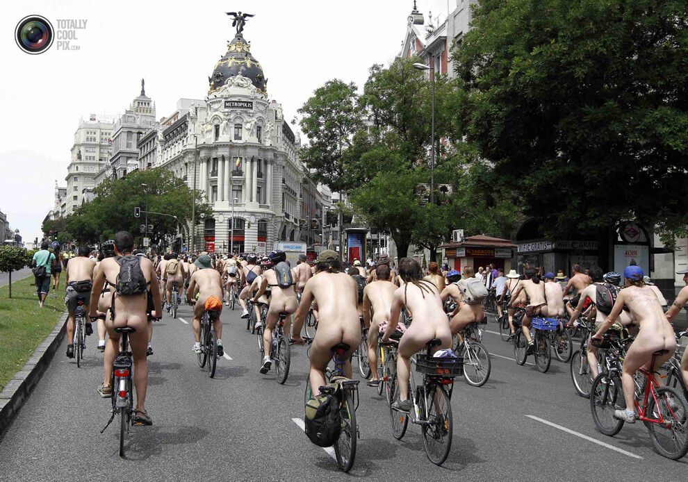 Голые велосипедисты и велосипедистки протестуют против пробок. Фото 