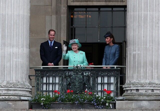 Елизавета II совершила визит в The Old Market Square. Фото
