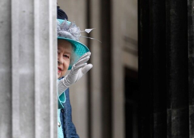 Елизавета II совершила визит в The Old Market Square. Фото
