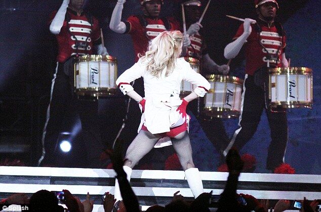 Мадонне требует 20 телефонных линий 