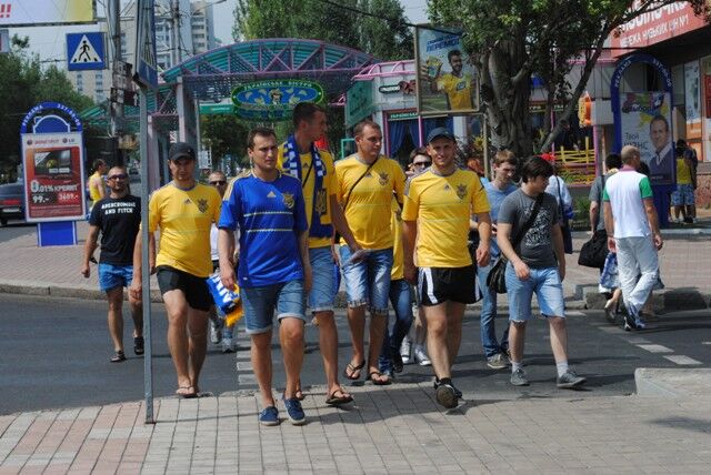 Донецк стал желто-синим. Фото