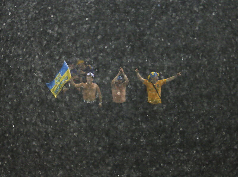 Матч Украина - Франция прервал дождь. Фото. Видео