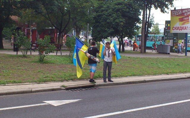 В Донецке еврофанам на каждом углу предлагают флаг Украины