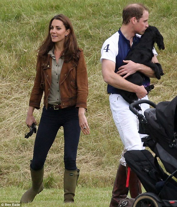 Принц Уильям и Кейт тискают своего песика. Фото