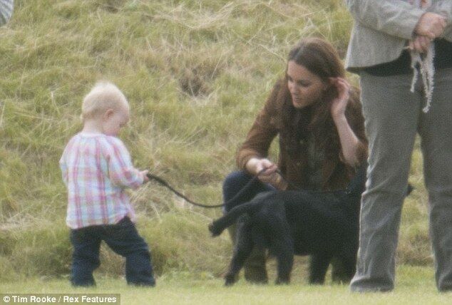 Принц Уильям и Кейт тискают своего песика. Фото