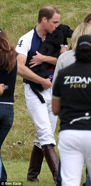 Принц Уильям и Кейт тискают своего песика. Фото