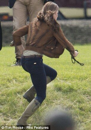 Принц Уильям и Кейт тискают своего песика. Фото