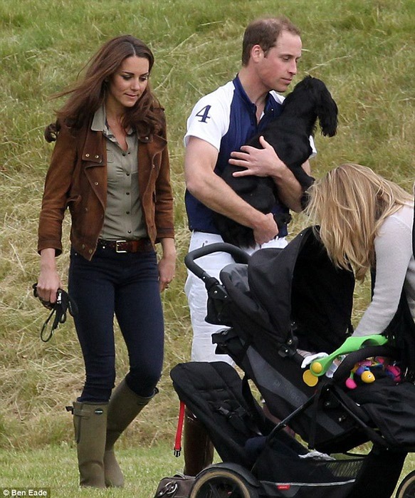 Принц Уильям и Кейт тискают своего песика. Фото