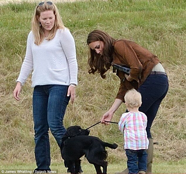 Принц Уильям и Кейт тискают своего песика. Фото