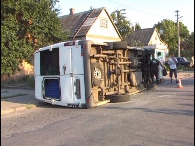 Пьяный маршрутчик протаранил Daewoo и перевернулся. Фото  