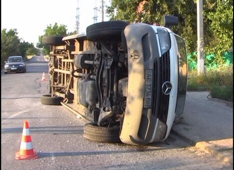 Пьяный маршрутчик протаранил Daewoo и перевернулся. Фото  