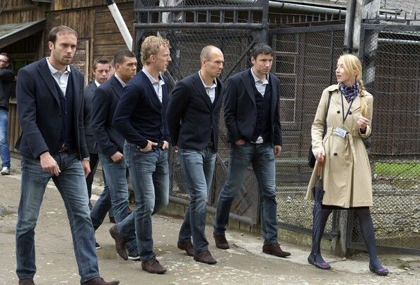 Сборные Италии и Голландии посетили Освенцим 