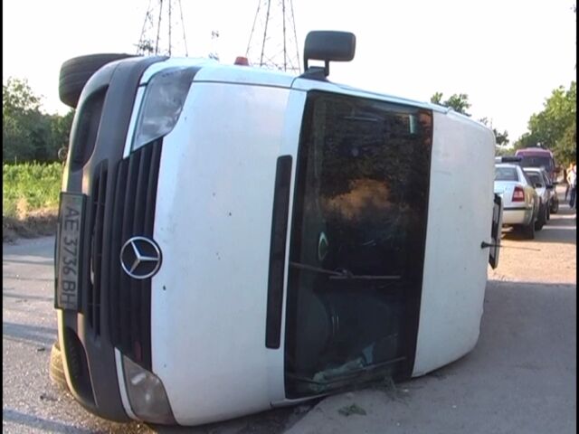 Пьяный маршрутчик протаранил Daewoo и перевернулся. Фото  