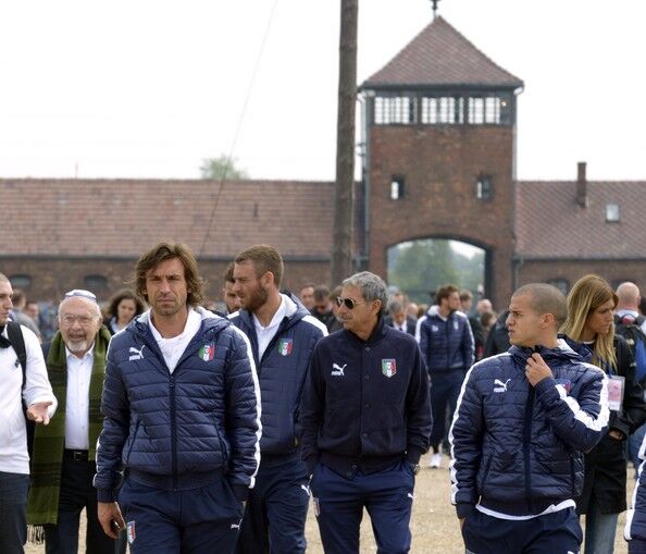 Сборные Италии и Голландии посетили Освенцим 