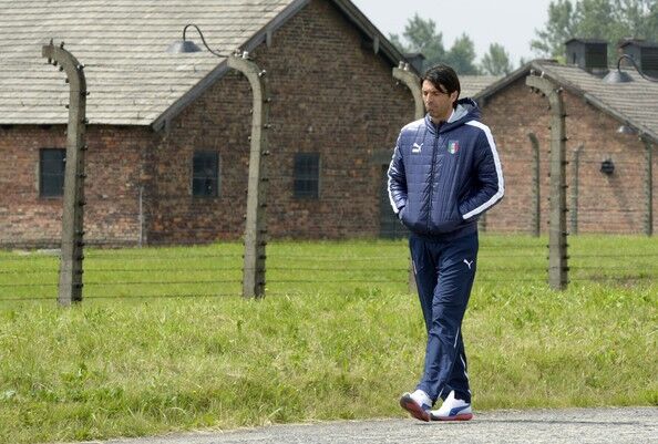 Сборные Италии и Голландии посетили Освенцим 