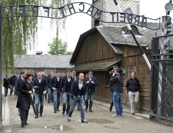 Сборные Италии и Голландии посетили Освенцим 