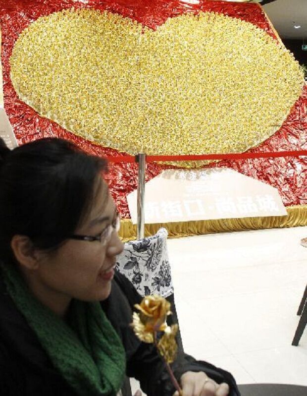 В Китае продают золотые розы. Фото