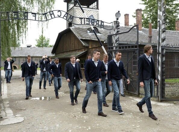 Сборные Италии и Голландии посетили Освенцим 