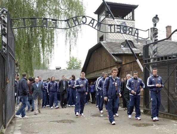 Сборные Италии и Голландии посетили Освенцим 