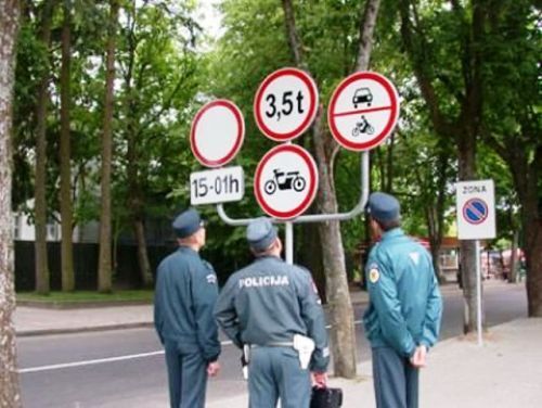Самые нелепые дорожные знаки и указатели. Фото 