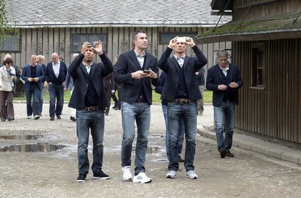 Сборные Италии и Голландии посетили Освенцим 