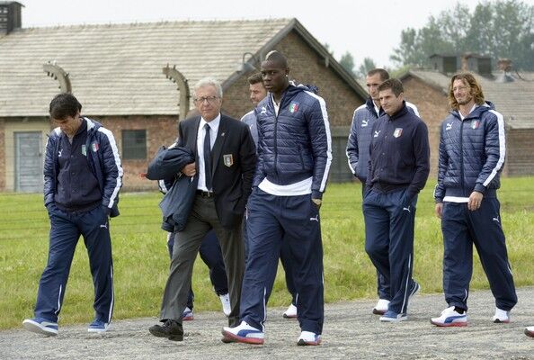 Сборные Италии и Голландии посетили Освенцим 