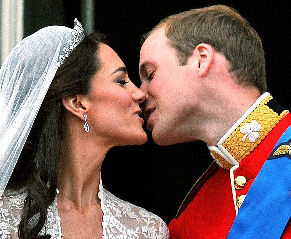 Принц Уильям отмечает 30-летие: $19 млн от мамы и портрет от жены. Фото