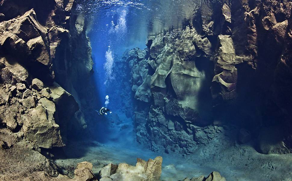 Погружение между двух тектонических плит