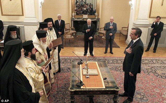 Голодающие жители Афин стоят в очереди за бесплатными фруктами