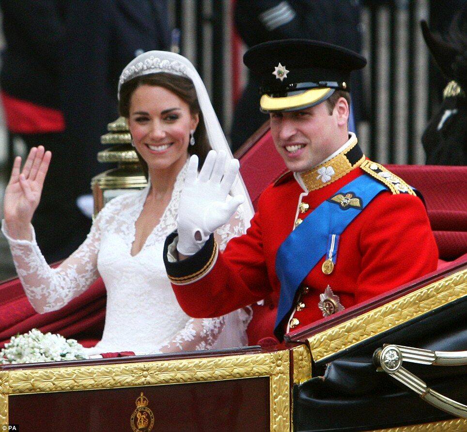 Принц Уильям отмечает 30-летие: $19 млн от мамы и портрет от жены. Фото