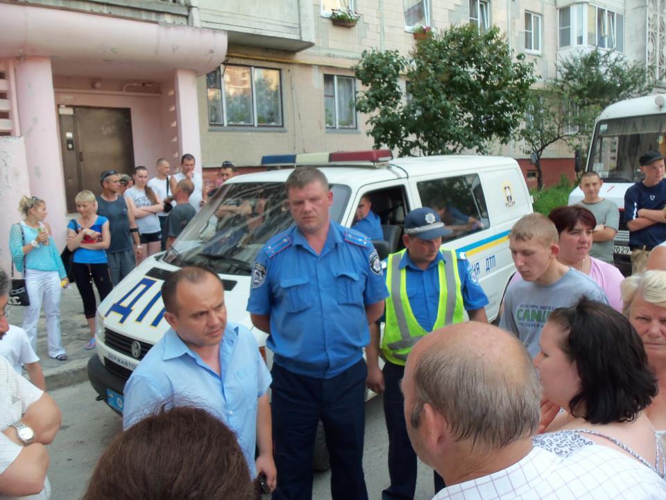 Жители Тернополя отбили у ГАИ своего соседа. Фото