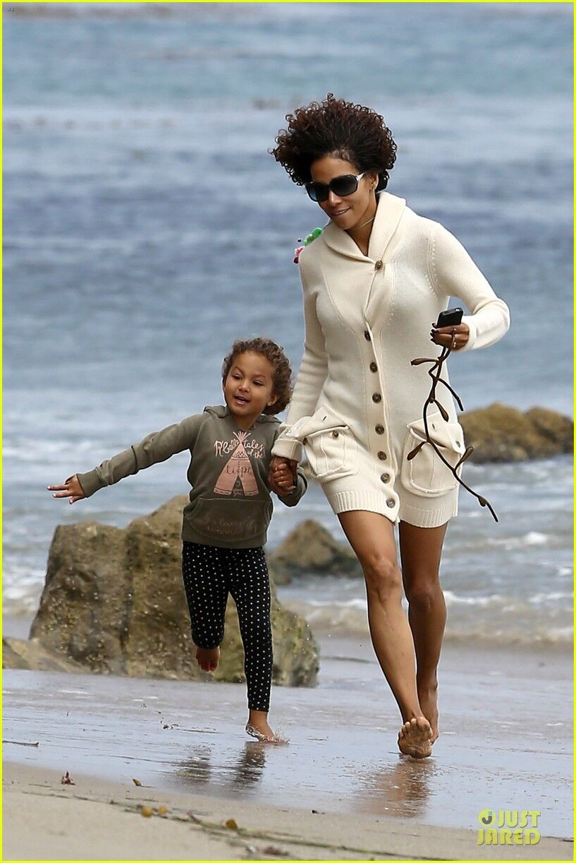 Холли Берри резвится на пляже с дочерью.Фото