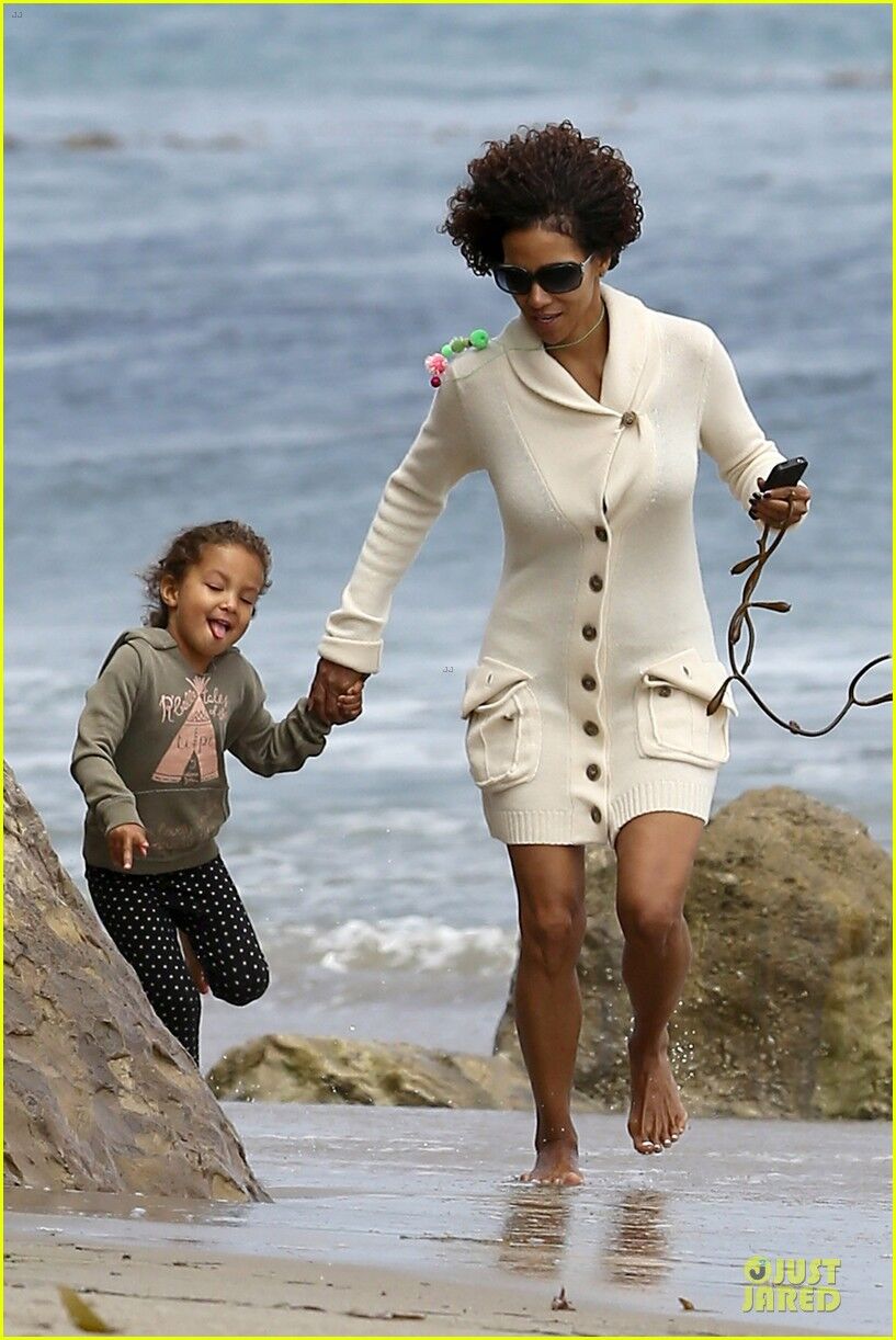 Холли Берри резвится на пляже с дочерью.Фото