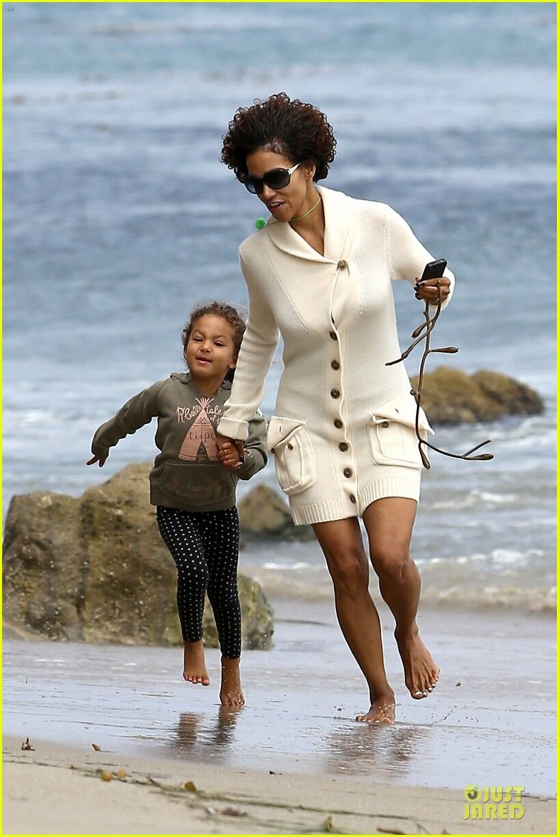 Холли Берри резвится на пляже с дочерью.Фото