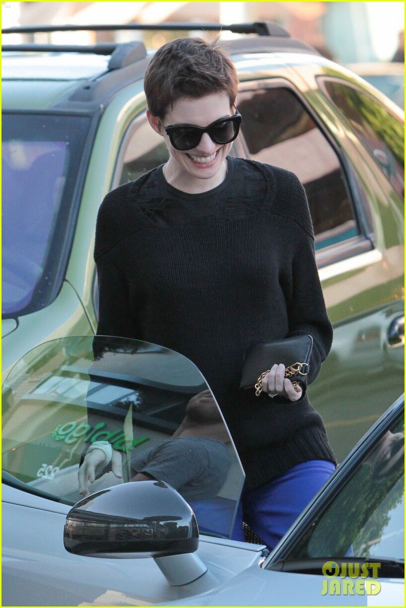 Шульман ухаживает за Хэтэуэй после ленча. Фото