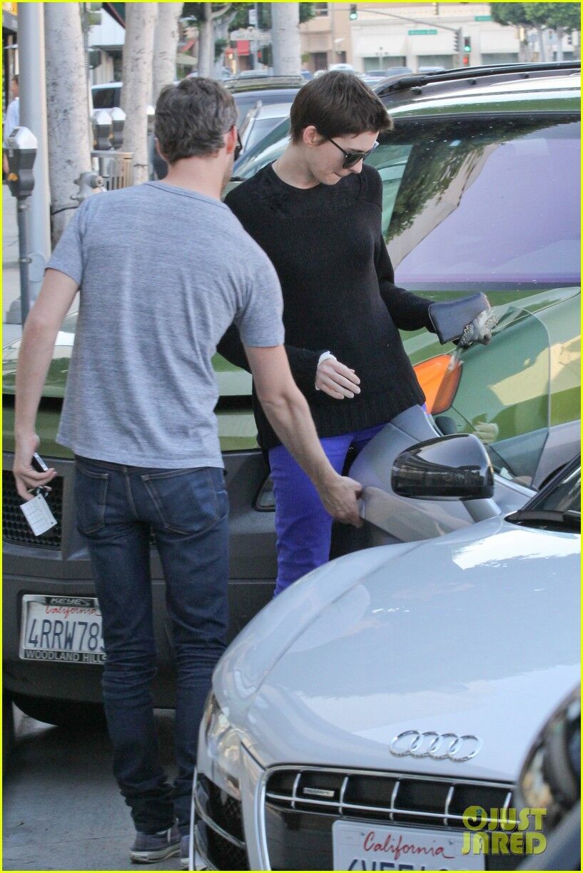 Шульман ухаживает за Хэтэуэй после ленча. Фото