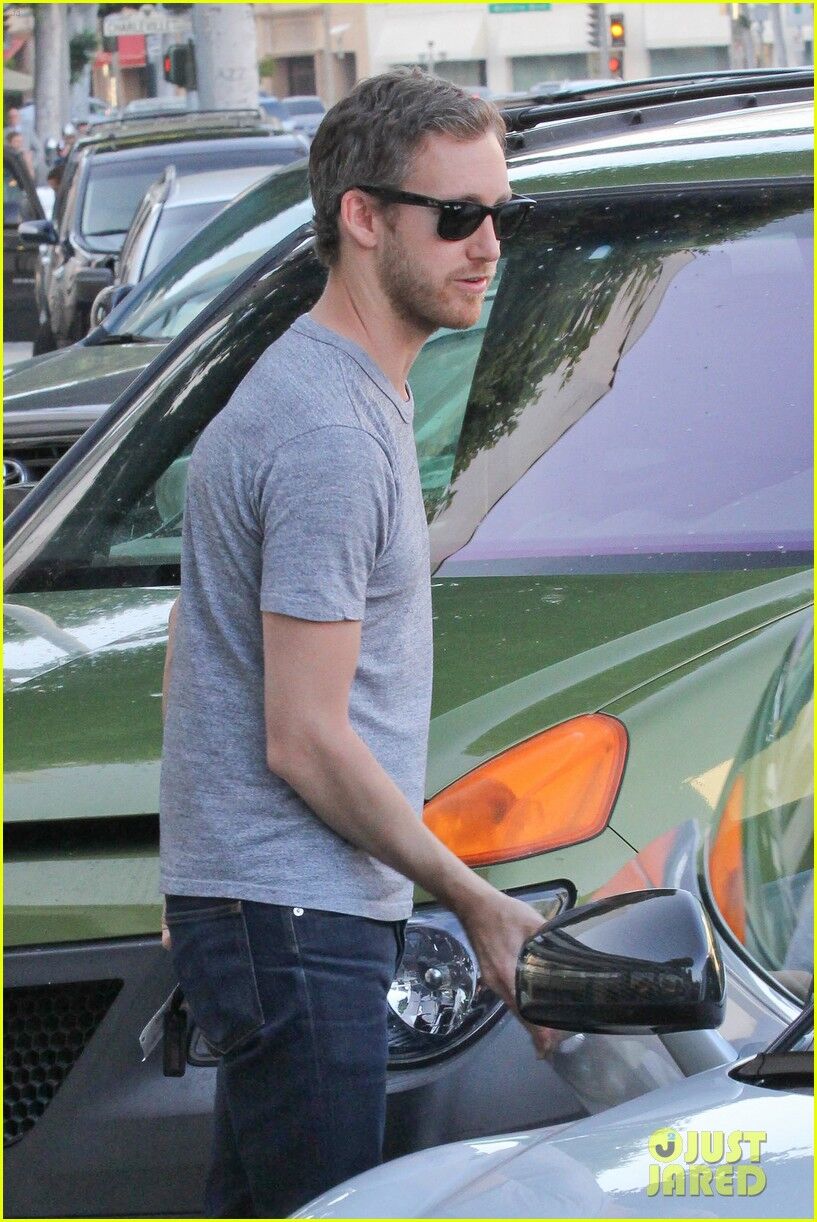 Шульман ухаживает за Хэтэуэй после ленча. Фото