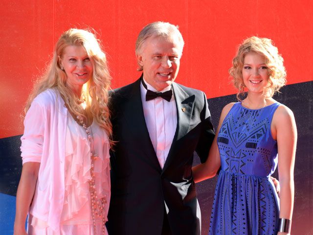 На открытие Московского кинофестиваля пришла женщина в маске