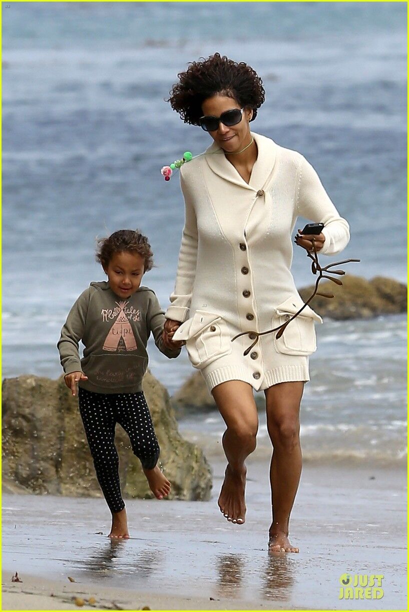 Холли Берри резвится на пляже с дочерью.Фото