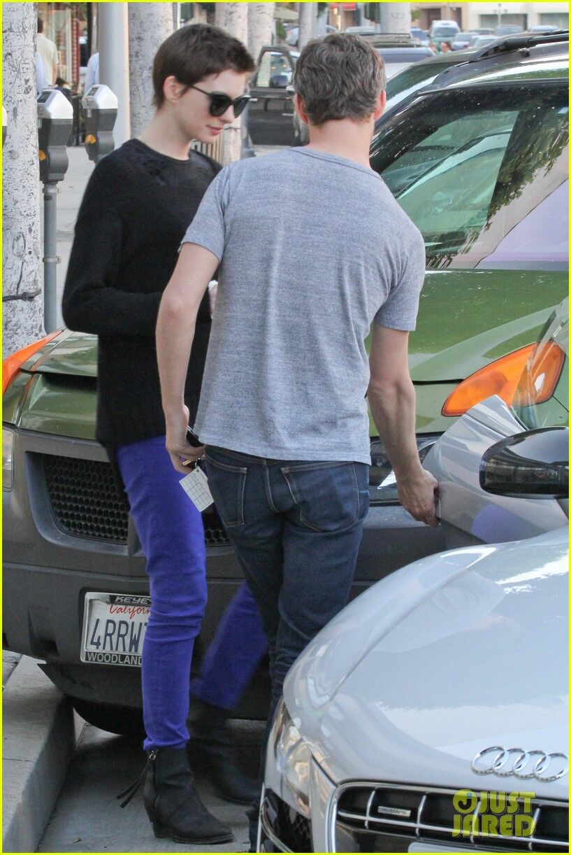 Шульман ухаживает за Хэтэуэй после ленча. Фото