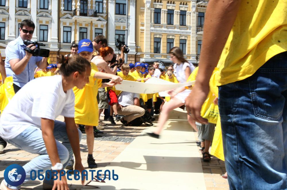 На Софійській площі зібрали гігантську марку-пазл